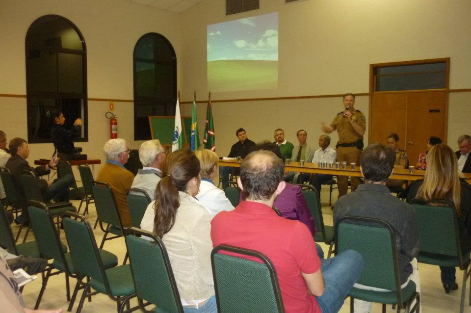 REUNIÃO NO JARDIM DAS AMÉRICAS, COM O COMANDANTE GERAL DA POLÍCIA MILITAR DO PARANÁ – CEL. ROBERSON BONDARUK.