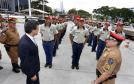 O governador Beto Richa entrega nesta terça-feira (17), às 11 horas, 22 caminhonetes para a Polícia Rodoviária Estadual, que serão usadas pela corporação durante o período de festas de fim de ano. Participaram da solenidade: secretário de Segurança, Cid Vasques, Cdte. Geral da PMPR, cel. Cesar Vinicius Kogut e o  cdte. da BPRv, ten. cel. Daniel dos Santos.  N/F: governador conhece os novos alunos que integrarão o BPRv.Curitiba, 17-12-13.Foto: Arnaldo Alves / ANPr.