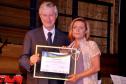 Prêmio recebido pelas mãos de Antonio de Araujo Freitas Junior - Membro da Câmara de Ensino Superior do CNE.