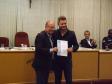 Caio Rizzardi entrega a Carta Constitutiva para o presidente do CONSEG Evandro Lazarotto,