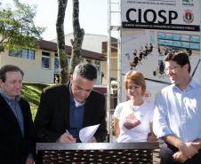 A secretária da Família e Desenvolvimento Social, Fernanda Richa, o secretário da Segurança Pública, Cid Vasquez, e o subchefe da Casa Civil, Guto Silva, estiveram em Pato Branco, Sudoeste do Estado, para intensificar as ações do programa Paraná Seguro no município e região. Os prefeitos de Pato Branco, Augustinho Zucchi, e de Coronel Vivida, Frank Schiavini, receberam quatro caminhonetes Volkswagen Amarok,  veículos preparados para o policiamento em áreas rurais e de difícil acesso.