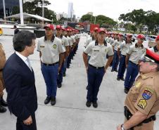 O governador Beto Richa entrega nesta terça-feira (17), às 11 horas, 22 caminhonetes para a Polícia Rodoviária Estadual, que serão usadas pela corporação durante o período de festas de fim de ano. Participaram da solenidade: secretário de Segurança, Cid Vasques, Cdte. Geral da PMPR, cel. Cesar Vinicius Kogut e o  cdte. da BPRv, ten. cel. Daniel dos Santos.  N/F: governador conhece os novos alunos que integrarão o BPRv.Curitiba, 17-12-13.Foto: Arnaldo Alves / ANPr.