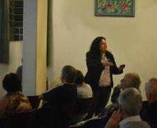 Conselheira Tutelar manifestando atendimento às denúncias de menores em situações de risco.
