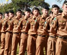 O governador Beto Richa recebeu nesta quinta-feira (29), em Cascavel, os novos 531 soldados e bombeiros militares que reforçarão o policiamento nos 94 municípios das regiões Oeste e Sudoeste, pertencentes ao 5º Comando Regional da Polícia Militar (CRPM). Cascavel, 29/05/2014.Foto: Daniel Meneghetti/PMPR