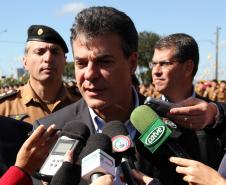 O governador Beto Richa recebeu nesta quinta-feira (29), em Cascavel, os novos 531 soldados e bombeiros militares que reforçarão o policiamento nos 94 municípios das regiões Oeste e Sudoeste, pertencentes ao 5º Comando Regional da Polícia Militar (CRPM). Cascavel, 29/05/2014.Foto: Daniel Meneghetti/PMPR
