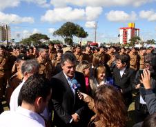 O governador Beto Richa recebeu nesta quinta-feira (29), em Cascavel, os novos 531 soldados e bombeiros militares que reforçarão o policiamento nos 94 municípios das regiões Oeste e Sudoeste, pertencentes ao 5º Comando Regional da Polícia Militar (CRPM). Cascavel, 29/05/2014.Foto: Daniel Meneghetti/PMPR
