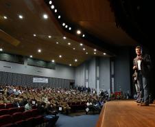 O governador Beto Richa  apresentou os novos policiais e bombeiros militares que atuarão em Maringá e região.Maringá, 29-05-14.Foto: Arnaldo Alves / ANPr.