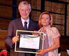 Prêmio recebido pelas mãos de Antonio de Araujo Freitas Junior - Membro da Câmara de Ensino Superior do CNE.