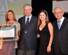 Aparecida Benito Pareira, juntamente com o Sr. Antonio de Araujo Freitas Junior (Membro da Câmara de Ensino Superior do CNE) a Sr. Michelle Lourenço Cabral (Coordenadora Estadual dos CONSEGs) e o Dr. Ozires Silva