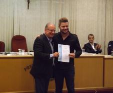Caio Rizzardi entrega a Carta Constitutiva para o presidente do CONSEG Evandro Lazarotto,