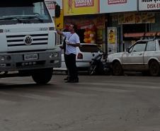 Voluntário distribuindo folders para os motoristas