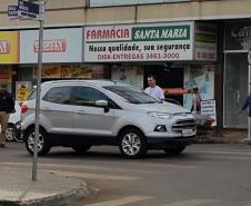 Voluntário distribuindo folders para os motoristas
