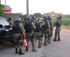 Quatrocentos e cinqüenta homens das polícias Civil, Militar e da Guarda Municipal de Curitiba ocuparam nesta quinta-feira (1) parte do bairro Uberaba, dando início à implantação da primeira Unidade do Paraná Seguro (UPS) no Paraná. 