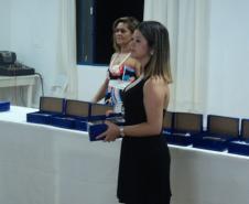 Coordenadora Estadual para Assuntos dos CONSEGs recebe homenagem do Conselho Comunitário de Segurança Primeiro de Maio, no término do evento realizado no município.