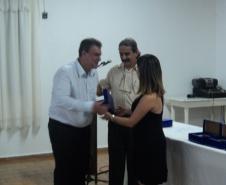 Coordenadora Estadual para Assuntos dos CONSEGs recebe homenagem do Conselho Comunitário de Segurança Primeiro de Maio, no término do evento realizado no município.