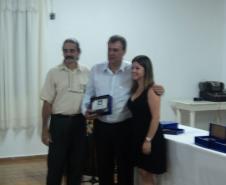 Coordenadora Estadual para Assuntos dos CONSEGs recebe homenagem do Conselho Comunitário de Segurança Primeiro de Maio, no término do evento realizado no município.