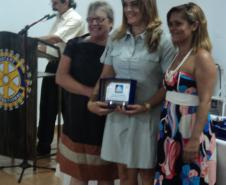 Coordenadora Estadual para Assuntos dos CONSEGs recebe homenagem do Conselho Comunitário de Segurança Primeiro de Maio, no término do evento realizado no município.