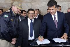 Governador Beto Richa entrega 38 UTIs Móveis para o Serviço Integrado de Atendimento ao Trauma em Emergência (Siate). Participaram da solenidade, os secretários da Segurança Pública, Cid Vasques, da Saúde, Michele Caputo Neto e de Governo, Cezar Silvestri, o comandante do Corpo de Bombeiros do Paraná, coronel Simiano e deputados estaduais.Curitiba, 07/10/2013.Foto: Arnaldo Alves/ANPr