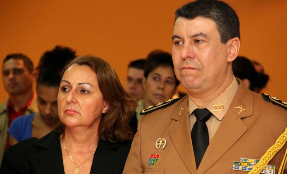 Coronéis da PM Roberson e César lançam 4ª edição do livro "Polícia Comunitária" Coronéis da PM Roberson e César lançam 4ª edição do livro "Polícia Comunitária"