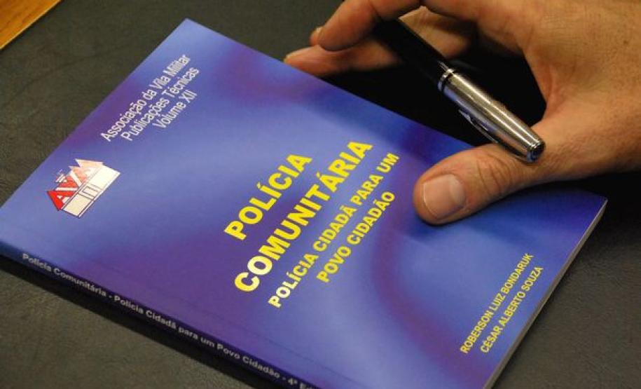 Coronéis da PM Roberson e César lançam 4ª edição do livro "Polícia Comunitária" Coronéis da PM Roberson e César lançam 4ª edição do livro "Polícia Comunitária"