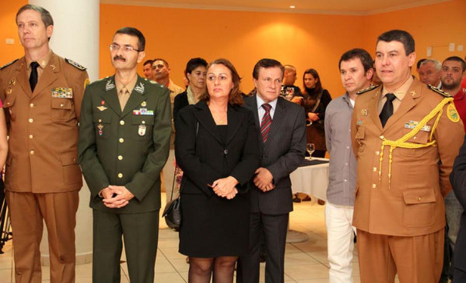 Coronéis da PM Roberson e César lançam 4ª edição do livro "Polícia Comunitária" Coronéis da PM Roberson e César lançam 4ª edição do livro "Polícia Comunitária"