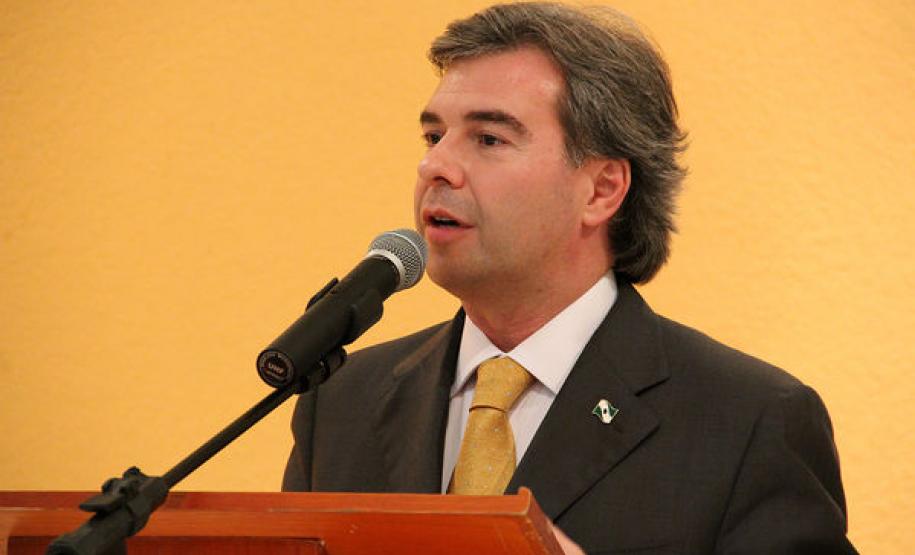 Coronéis da PM Roberson e César lançam 4ª edição do livro "Polícia Comunitária" Coronéis da PM Roberson e César lançam 4ª edição do livro "Polícia Comunitária"