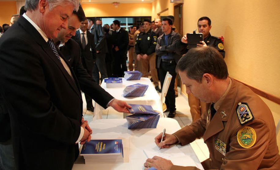 Coronéis da PM Roberson e César lançam 4ª edição do livro "Polícia Comunitária" Coronéis da PM Roberson e César lançam 4ª edição do livro "Polícia Comunitária"