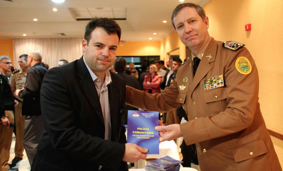 Coronéis da PM Roberson e César lançam 4ª edição do livro "Polícia Comunitária" Coronéis da PM Roberson e César lançam 4ª edição do livro "Polícia Comunitária"