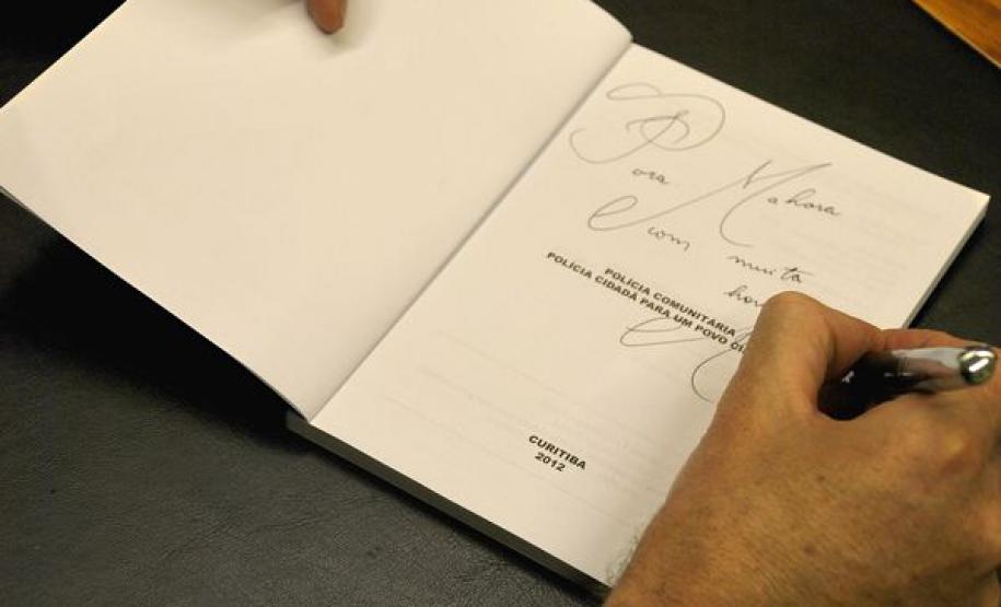 Coronéis da PM Roberson e César lançam 4ª edição do livro "Polícia Comunitária" Coronéis da PM Roberson e César lançam 4ª edição do livro "Polícia Comunitária"