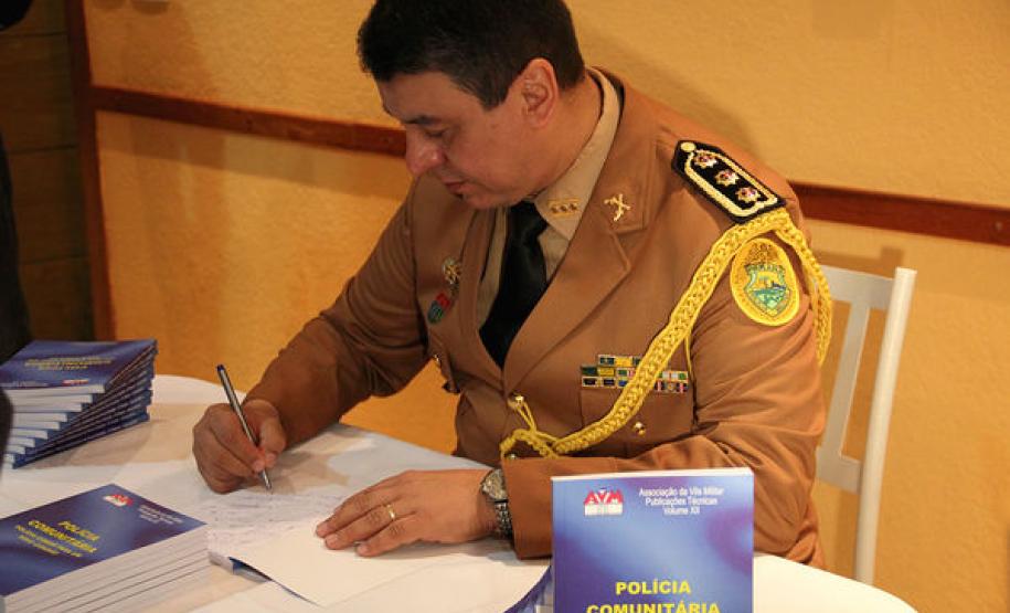 Coronéis da PM Roberson e César lançam 4ª edição do livro "Polícia Comunitária" Coronéis da PM Roberson e César lançam 4ª edição do livro "Polícia Comunitária"