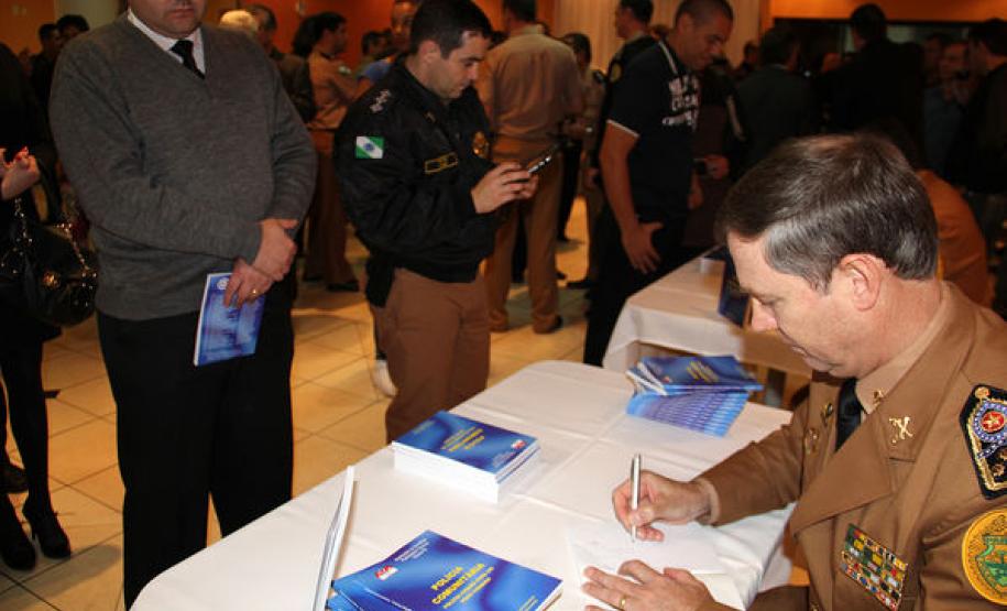 Coronéis da PM Roberson e César lançam 4ª edição do livro "Polícia Comunitária" Coronéis da PM Roberson e César lançam 4ª edição do livro "Polícia Comunitária"