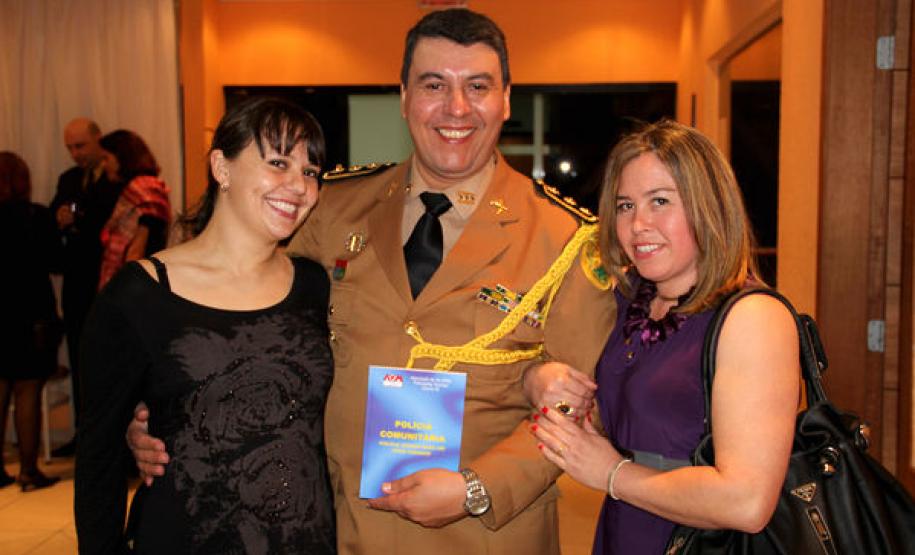 Coronéis da PM Roberson e César lançam 4ª edição do livro "Polícia Comunitária" Coronéis da PM Roberson e César lançam 4ª edição do livro "Polícia Comunitária"