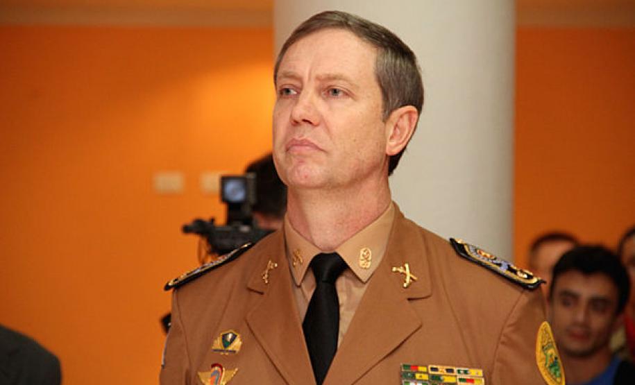 Coronéis da PM Roberson e César lançam 4ª edição do livro "Polícia Comunitária" Coronéis da PM Roberson e César lançam 4ª edição do livro "Polícia Comunitária"