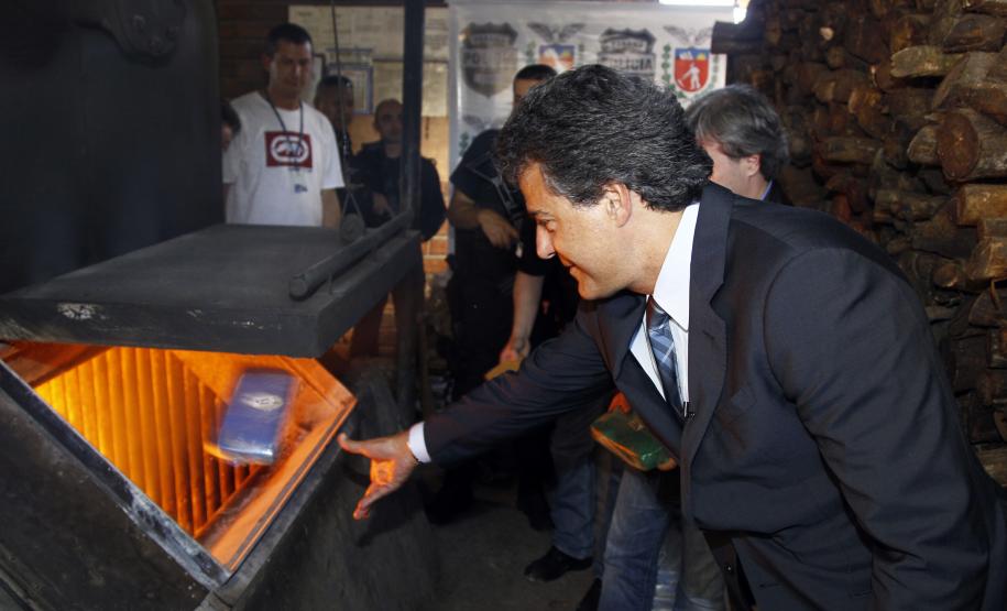 Polícia incinera 14 toneladas de drogas apreendidas no Estado Polícia incinera 14 toneladas de drogas apreendidas no Estado