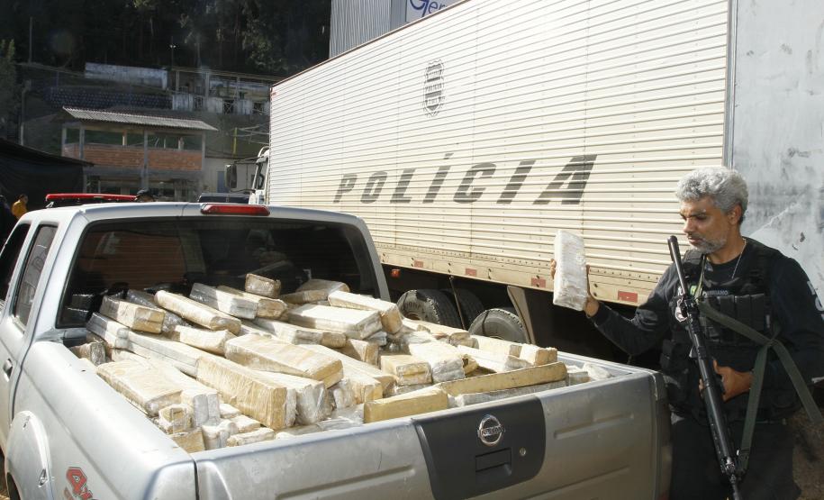 Polícia incinera 14 toneladas de drogas apreendidas no Estado Polícia incinera 14 toneladas de drogas apreendidas no Estado