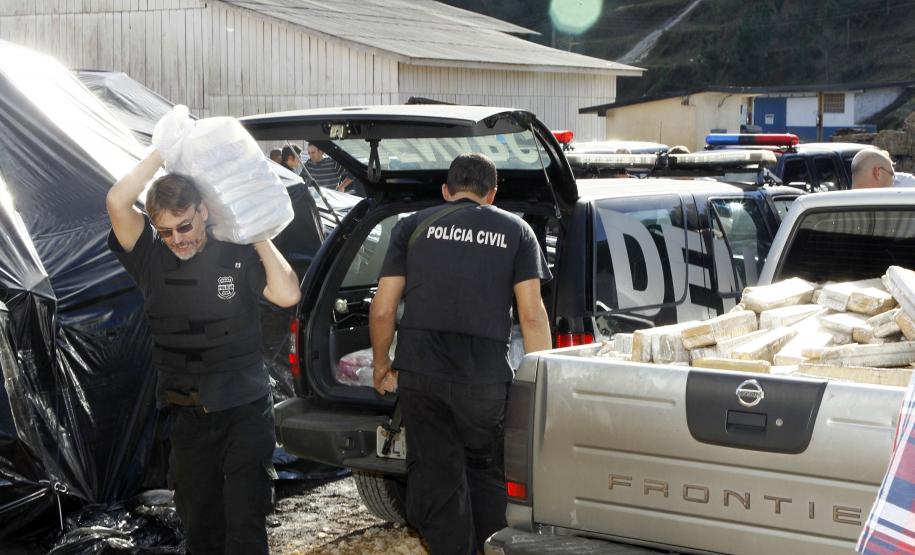 Polícia incinera 14 toneladas de drogas apreendidas no Estado Polícia incinera 14 toneladas de drogas apreendidas no Estado