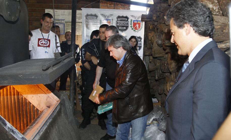 Polícia incinera 14 toneladas de drogas apreendidas no Estado Polícia incinera 14 toneladas de drogas apreendidas no Estado