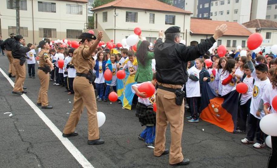 Proerd forma mais de 1,3 mil alunos de escolas públicas municipais em Curitiba Proerd forma mais de 1,3 mil alunos de escolas públicas municipais em Curitiba