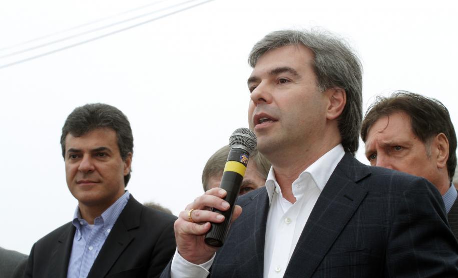 Richa instala primeiro batalhão policial-militar de fronteira do Brasil Richa instala primeiro batalhão policial-militar de fronteira do Brasil