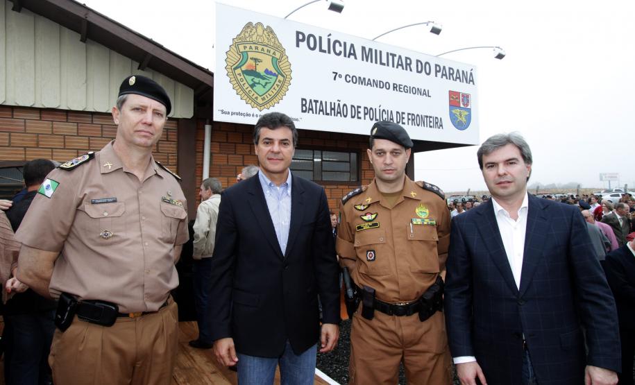Richa instala primeiro batalhão policial-militar de fronteira do Brasil Richa instala primeiro batalhão policial-militar de fronteira do Brasil