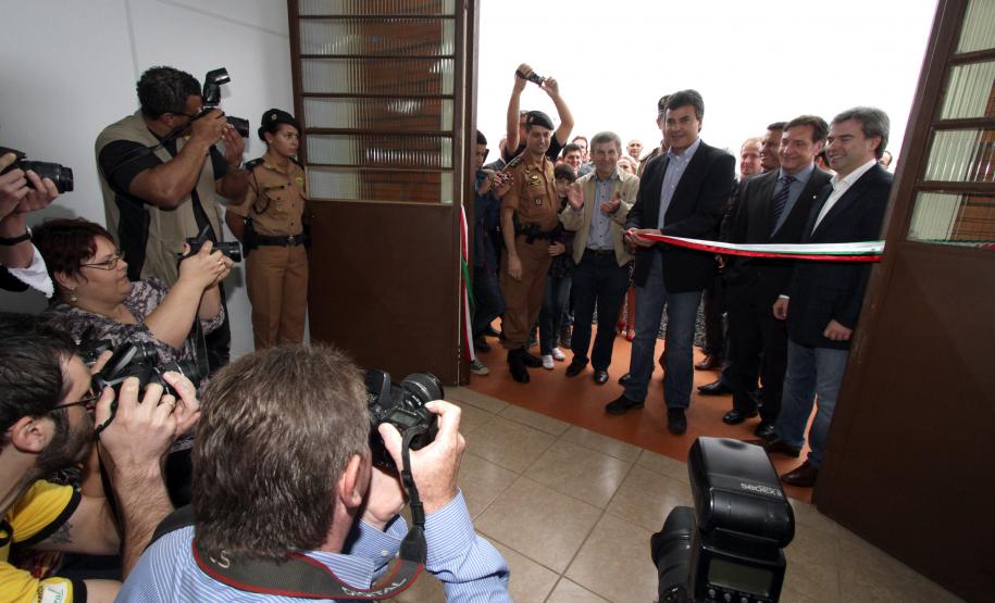 Richa instala primeiro batalhão policial-militar de fronteira do Brasil Richa instala primeiro batalhão policial-militar de fronteira do Brasil