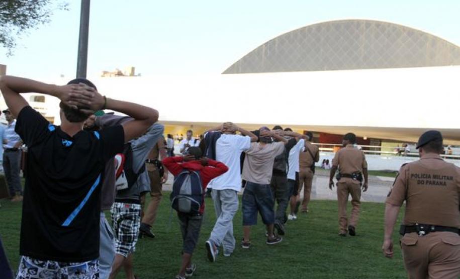 Operação “Bosque do Papa” encaminha 33 pessoas às delegacias, em Curitiba