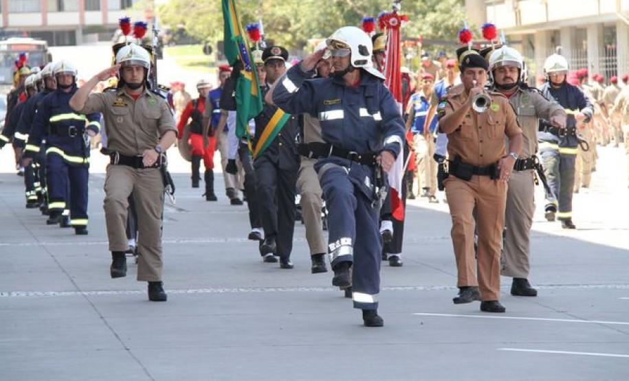 Centenário do Corpo de Bombeiros é comemorado com entrega de viaturas e desfile
