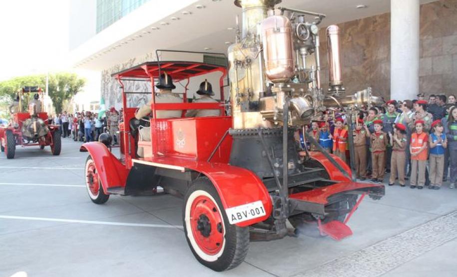 Centenário do Corpo de Bombeiros é comemorado com entrega de viaturas e desfile