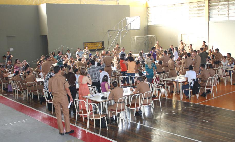 Conexão: rede formada com um barbante entre polícia, conselhos de segurança e comunidade mostra a aliança estabelecida durante o diálogo.