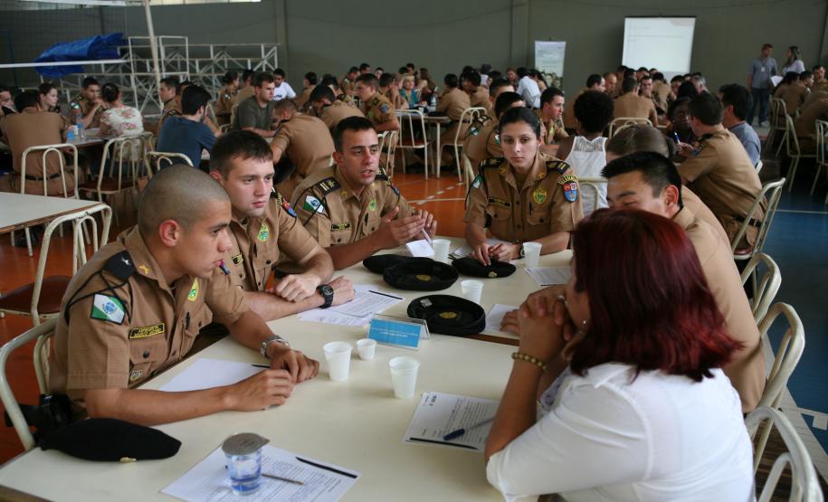 Cadetes da Academia Policial Militar do Guatupe em treinamento com a Rede de Desenvolvimento Local.