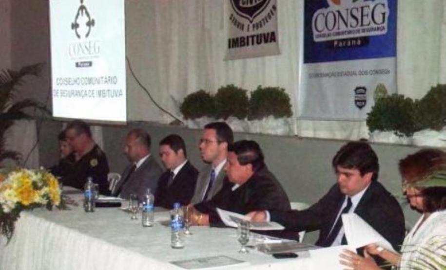 IMBITUVA GANHA CONSEG Para estabelecer um elo entre a população e os órgãos públicos, foi criado em Imbituva
na última terça-feira o Conselho Comunitário de Segurança, ferramenta importante no envolvimento da sociedade no combate a criminalidade.