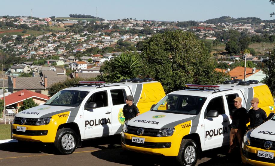 A secretária da Família e Desenvolvimento Social, Fernanda Richa, o secretário da Segurança Pública, Cid Vasquez, e o subchefe da Casa Civil, Guto Silva, estiveram em Pato Branco, Sudoeste do Estado, para intensificar as ações do programa Paraná Seguro no município e região. Os prefeitos de Pato Branco, Augustinho Zucchi, e de Coronel Vivida, Frank Schiavini, receberam quatro caminhonetes Volkswagen Amarok,  veículos preparados para o policiamento em áreas rurais e de difícil acesso.