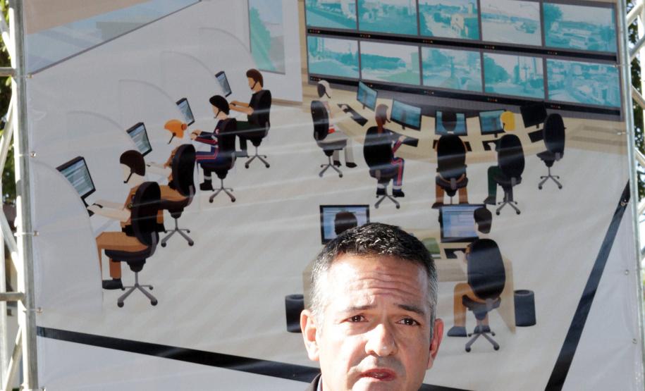 A secretária da Família e Desenvolvimento Social, Fernanda Richa, o secretário da Segurança Pública, Cid Vasquez, e o subchefe da Casa Civil, Guto Silva, estiveram em Pato Branco, Sudoeste do Estado, para intensificar as ações do programa Paraná Seguro no município e região. Os prefeitos de Pato Branco, Augustinho Zucchi, e de Coronel Vivida, Frank Schiavini, receberam quatro caminhonetes Volkswagen Amarok,  veículos preparados para o policiamento em áreas rurais e de difícil acesso.