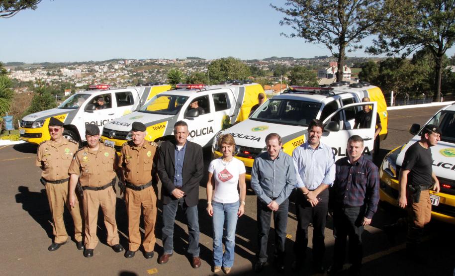 A secretária da Família e Desenvolvimento Social, Fernanda Richa, o secretário da Segurança Pública, Cid Vasquez, e o subchefe da Casa Civil, Guto Silva, estiveram em Pato Branco, Sudoeste do Estado, para intensificar as ações do programa Paraná Seguro no município e região. Os prefeitos de Pato Branco, Augustinho Zucchi, e de Coronel Vivida, Frank Schiavini, receberam quatro caminhonetes Volkswagen Amarok,  veículos preparados para o policiamento em áreas rurais e de difícil acesso.
